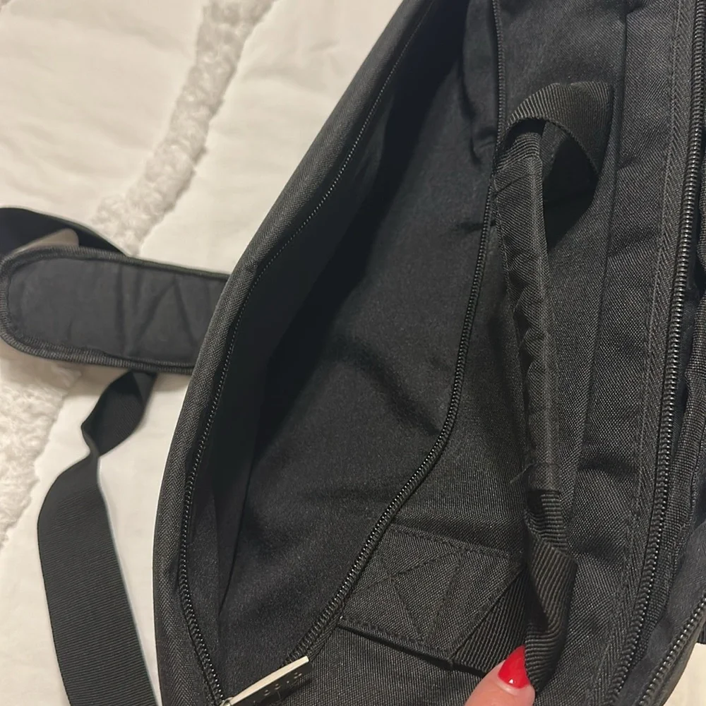 Voova laptop bag in black, EUC, measurements in pics. Front and back zip pocket